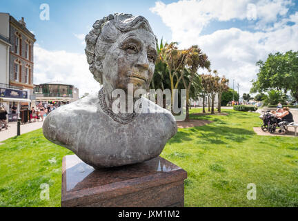 Agatha Christie, sculpture de l'artiste néerlandais Carol Van Den Boom-Cairns, situé dans la rue de Palk, Torquay. Banque D'Images