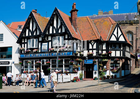 Le Newcastle Packet Inn pub extérieur en été South Bay Scarborough Seafront North Yorkshire Angleterre Royaume-Uni GB Grande-Bretagne Banque D'Images