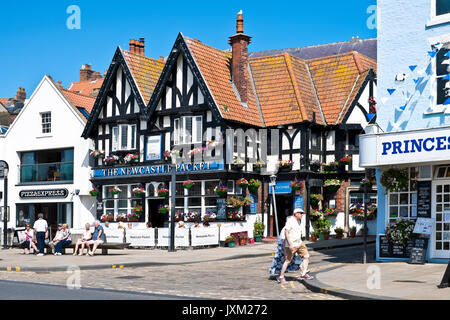 Le Newcastle Packet Inn pub extérieur en été South Bay Scarborough Seafront North Yorkshire Angleterre Royaume-Uni GB Grande-Bretagne Banque D'Images