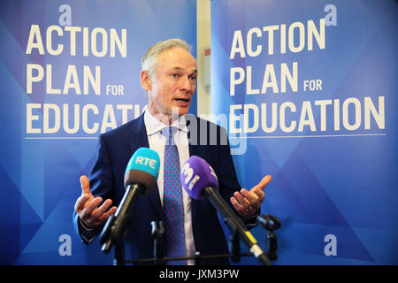 Ministre de l'éducation et des compétences Richard Bruton parler aux médias à Maryfield College, Drumcondra, Dublin. Banque D'Images