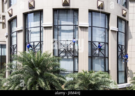 Nettoyage de vitres à l'oeuvre sur l'hôtel Sheraton, Sukhumvit Road, Bangkok, Thaïlande Banque D'Images