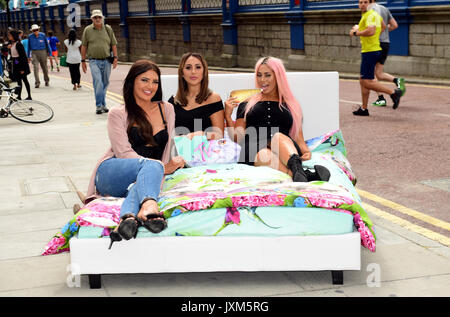 Kasaei Abbie Holborn, Sophie et Chloé Ferry (gauche-droite) de la troupe de Geordie Shore participant à la photocall pour lancer la série 15 du show à Londres. Banque D'Images