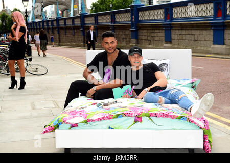 Nathan Henry et Scott Timlin (droite) de la troupe de Geordie Shore participant à la photocall pour lancer la série 15 du show à Londres. Banque D'Images