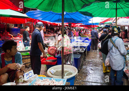 Les clients et fournisseurs le marché traditionnel de Khlong Toei, Bangkok, Thaïlande Banque D'Images