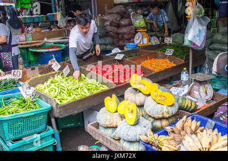 Stand de fruits et légumes sur les marchés traditionnels de Khlong Toei, Bangkok, Thaïlande Banque D'Images