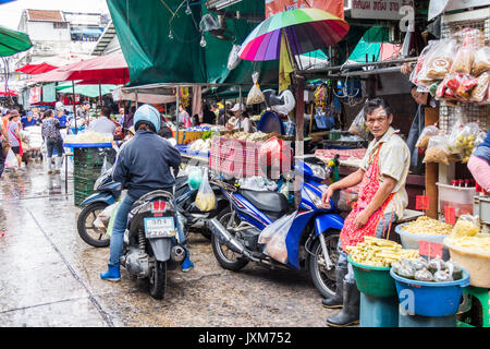 Les clients et fournisseurs le marché traditionnel de Khlong Toei, Bangkok, Thaïlande Banque D'Images