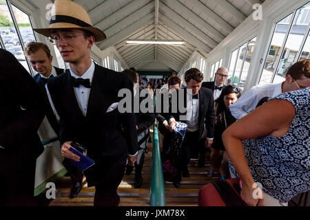 Les jeunes amateurs d'opéra arrivent à la gare de Lewes en route pour Glyndebourne Opera House pour un désignée en vertu de 30 ans rendement de Don Pasquale, Lewes, UK Banque D'Images