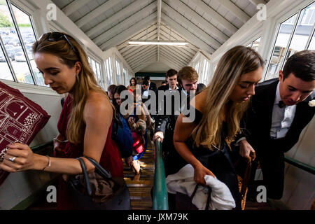 Les jeunes amateurs d'opéra arrivent à la gare de Lewes en route pour Glyndebourne Opera House pour un désignée en vertu de 30 ans rendement de Don Pasquale, Lewes, UK Banque D'Images