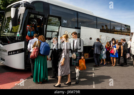 Les jeunes amateurs d'opéra attendre à bord d'un bus à Glyndebourne Opera House pour un désignée en vertu de 30 ans rendement de Don Pasquale, Lewes, East Sussex, UK. Banque D'Images