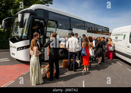 Les jeunes amateurs d'opéra attendre à bord d'un bus à Glyndebourne Opera House pour un désignée en vertu de 30 ans rendement de Don Pasquale, Lewes, East Sussex, UK. Banque D'Images