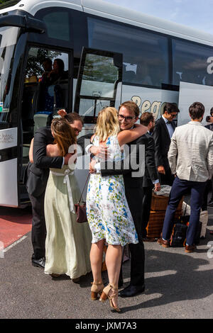 Rencontrez des amis dans l'attente d'un bus à Glyndebourne Opera House pour un désignée en vertu de 30 ans rendement de Don Pasquale, Lewes, East Sussex, UK Banque D'Images