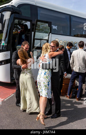 Rencontrez des amis dans l'attente d'un bus à Glyndebourne Opera House pour un désignée en vertu de 30 ans rendement de Don Pasquale, Lewes, East Sussex, UK Banque D'Images