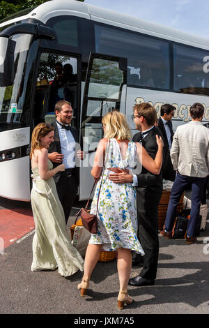 Les jeunes amateurs d'opéra attendre à bord d'un bus à Glyndebourne Opera House pour un désignée en vertu de 30 ans rendement de Don Pasquale, Lewes, dans le Sussex, UK Banque D'Images