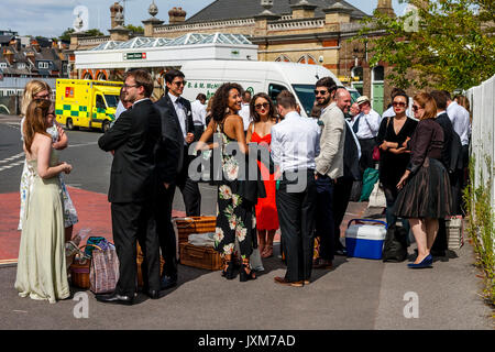 Les jeunes amateurs d'opéra attendre à bord d'un bus à Glyndebourne Opera House pour un désignée en vertu de 30 ans rendement de Don Pasquale, Lewes, East Sussex, UK. Banque D'Images