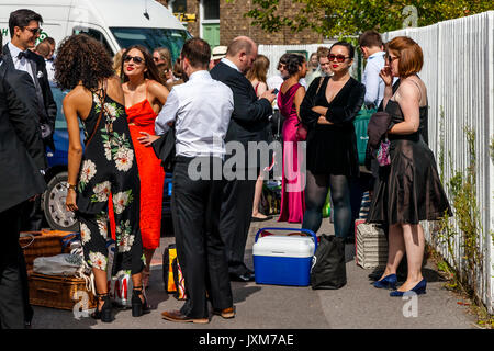 Les jeunes amateurs d'opéra attendre à bord d'un bus à Glyndebourne Opera House pour un désignée en vertu de 30 ans rendement de Don Pasquale, Lewes, East Sussex, UK. Banque D'Images