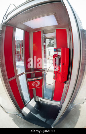 Le 'Ring votre Rep' cabine téléphonique est considéré à l'hôtel High Line Standard dans le Meatpacking District à New York le Mardi, Août 8, 2017. Le stand d'activiste contient un téléphone qui vous permettra de vous connecter via une ligne directe pour la capitale américaine standard. Équipé d'un téléphone "livre" d'instructions et un script passant, les clients de l'hôtel et celles-ci présentent des problèmes spécifiques avec les représentants élus peuvent appeler et exprimer leurs opinions. 'Ring vous rRep' a été créé pour encourager l'activisme. (© Richard B. Levine) Banque D'Images