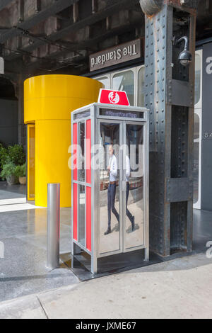 Le 'Ring votre Rep' cabine téléphonique est considéré à l'hôtel High Line Standard dans le Meatpacking District à New York le Mardi, Août 8, 2017. Le stand d'activiste contient un téléphone qui vous permettra de vous connecter via une ligne directe pour la capitale américaine standard. Équipé d'un téléphone "livre" d'instructions et un script passant, les clients de l'hôtel et celles-ci présentent des problèmes spécifiques avec les représentants élus peuvent appeler et exprimer leurs opinions. 'Ring vous rRep' a été créé pour encourager l'activisme. (© Richard B. Levine) Banque D'Images