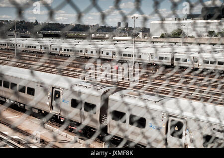 Trains sur lay-up et pistes vides dans l'Hudson Yards menant à Penn Station le dimanche, Août 13, 2017 comme les réparations d'Amtrak et enclenchements d'autres infrastructures. Service est gravement perturbé au cours de l'été à l'origine les navetteurs à utiliser d'autres itinéraires. (© Richard B. Levine) Banque D'Images