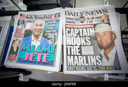 Les titres des journaux de New York le Samedi, Août 12, 2017 le rapport de vente de la Miami Marline baseball club à un groupe dans lequel Derek Jeter est un investisseur. Jeter sera en charge des opérations de baseball au club. Le club a été vendu par l'ancien propriétaire maintenant Jeffrey Loria pour 1,2 milliard de dollars.(© Richard B. Levine) Banque D'Images