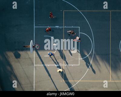 Vue aérienne d'amis sur le terrain de basket-ball jouant au basket-ball game Banque D'Images