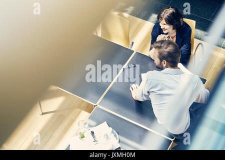 High angle view of businesswoman window et l'homme à la plus in office Banque D'Images