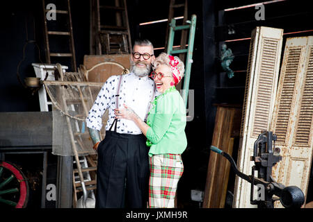 Quirky vintage couple laughing together à antiquités emporium Banque D'Images