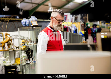Vintage original man shopping in antiquités emporium Banque D'Images