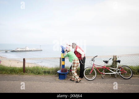 Couple excentrique à l'aide de la visionneuse de la tour, Bournemouth, Angleterre Banque D'Images