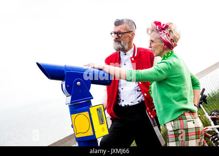 Couple excentrique à l'aide de la visionneuse de la tour, Bournemouth, Angleterre Banque D'Images