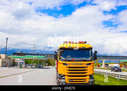 Salzburger Land, Autriche - Mai 3, 2017 : Jaune Scania camion est garé près de la station d'essence Banque D'Images