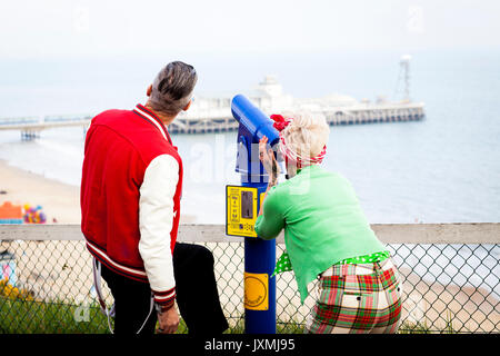 Couple excentrique à l'aide de la visionneuse de la tour, Bournemouth, Angleterre Banque D'Images