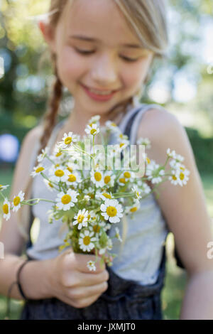 Fille heureuse avec bouquet de fleurs de camomille Banque D'Images