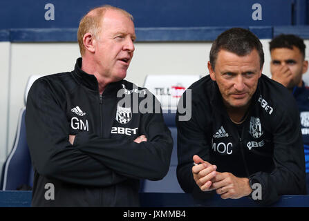 West Bromwich Albion Entraîneur adjoint Gary Megson (à gauche) parle avec West Bromwich Albion Entraîneur adjoint Mark O'Connor (à droite) au cours de la Premier League match à The Hawthorns, West Bromwich. Banque D'Images