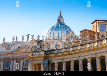 La Place Saint Pierre est un grand plaza situé directement en face de la Basilique Saint Pierre au Vatican City Banque D'Images