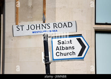 Panneau de rue St John's Road à Westcliff on Sea, Essex. Église Saint Albans Banque D'Images