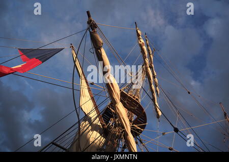 Tall Ship mâts et gréements silhouetté contre un ciel dramatique, Banque D'Images