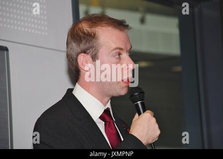 Jonathan Reynolds, shadow ministre de l'énergie et du Travail et député de stalybridge hyde, parle à une réunion à Hastings, en Angleterre, le 10 novembre 2014. Banque D'Images