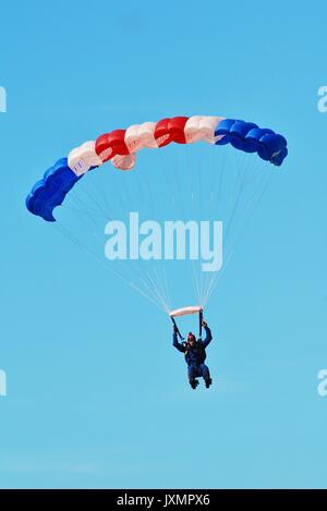 Royal Air force l'équipe de démonstration de parachutisme les faucons effectuer à l'hôtel Shoreham airshow à Shoreham-by-sea dans le West Sussex, Angleterre le 22 août 2015. Banque D'Images