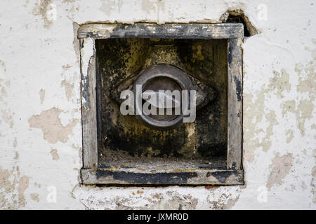 Ancien interrupteur d'alimentation. Les commutateurs de puissance dans un vieux bâtiment sur l'arrière-plan d'un vieux mur. Banque D'Images