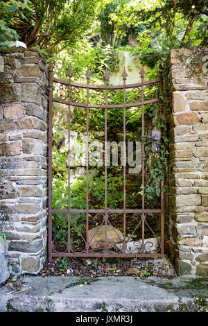 Entrée par l'ancienne porte en fer au jardin Banque D'Images