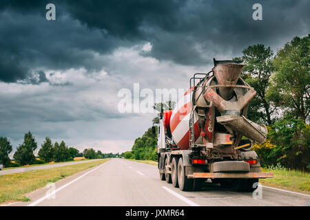 Béton spécial camion de transport en transit (Mixer) unité en mouvement On Country Road, Freeway en Europe. Autoroute de l'asphalte, d'autoroute, l'autoroute. Business Tr Banque D'Images