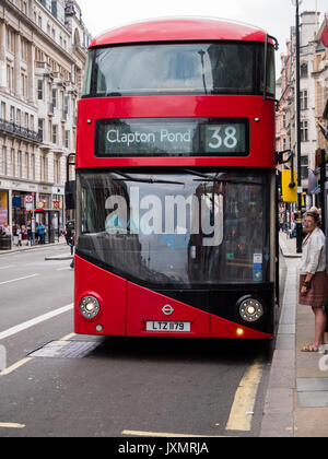 Une scène de rue à Londres Piccadilly London rouge avec un bus à deux étages. Le bus est l'un des nouveaux autobus hybrides Routemaster faite pour Londres. Banque D'Images