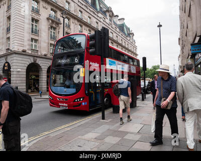 Une scène de rue à Londres avec un Piccadilly London bus rouge en face de l'Hôtel Ritz. Banque D'Images