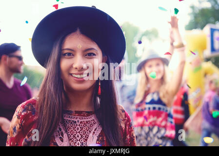 Portrait de jeune femme en festival à trilby Banque D'Images