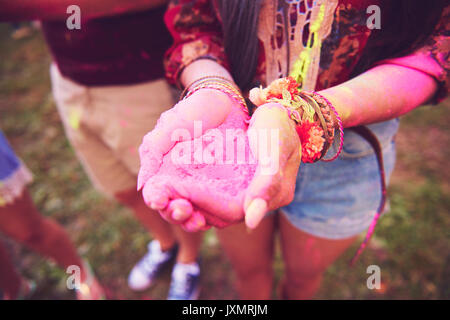 Chalk Rose prit la jeune femme dans les mains au festival Banque D'Images