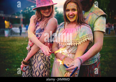 Portrait de deux jeunes femmes et recouverte de poudre de craie de couleur au festival Banque D'Images