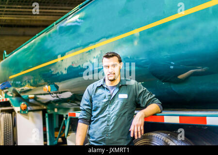 Portrait de jeune homme au camionneur usine industrielle de biocarburants Banque D'Images