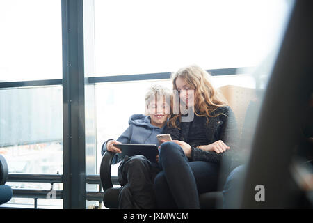 Frères et sœurs a l'aéroport de Copenhague, Danemark, maison de vacances Banque D'Images