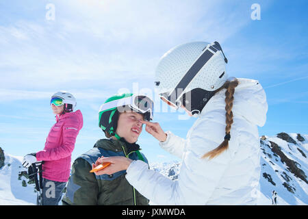 Mère de mettre un écran solaire sur fils, Hintertux, Tyrol, Autriche Banque D'Images