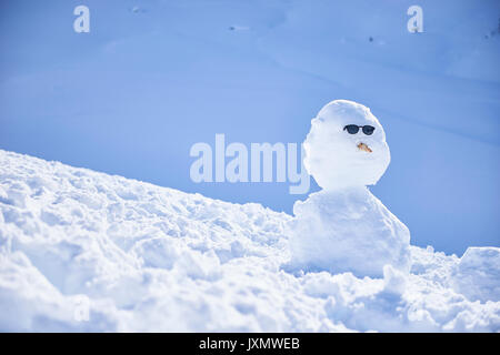 Le Snowman wearing sunglasses, Hintertux, Tyrol, Autriche Banque D'Images